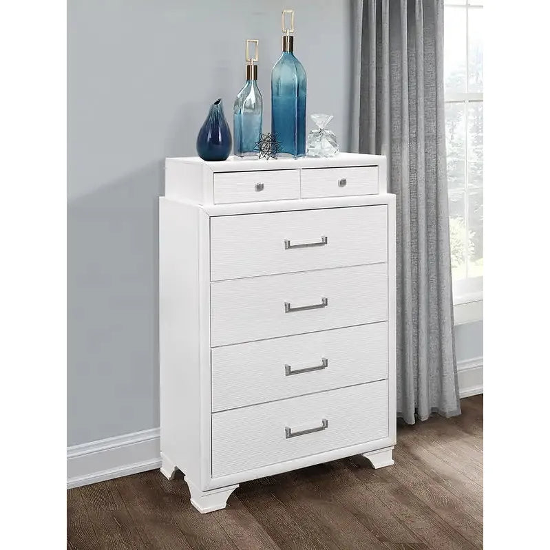 White dresser with 4 drawers