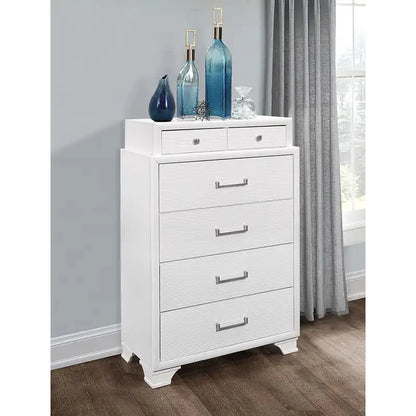 White dresser with 4 drawers